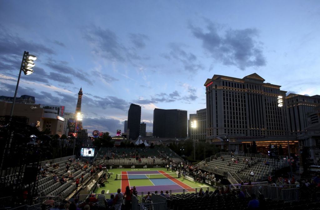 Fans warten in Las Vegas vor Beginn des Turniers. 14 Millionen US-Dollar Spendengelder, etwa 12,5 Millionen Euro, konnten laut dem Veranstalter seit Beginn des Turniers 1993 mit dem Benefiz-Event erzielt werden.