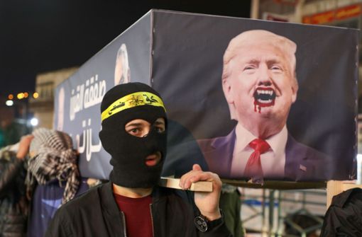 Demonstranten trugen im Gaza-Streifen einen als Vampir umgestalteten Donald Trump symbolisch zu Grabe. Foto: AFP/JAAFAR ASHTIYEH