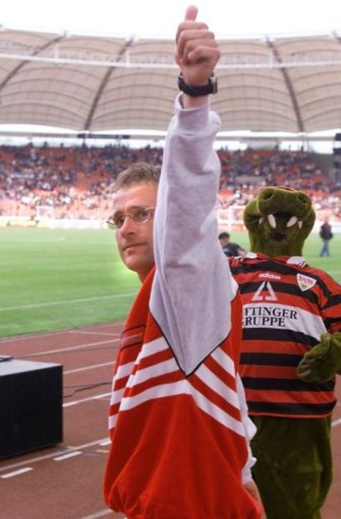 Der damalige VfB-Trainer Ralf Rangnick freut sich über den Erfolg.