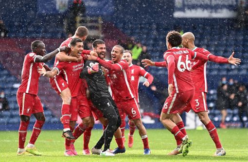 Liverpool feiert Torhüter Alisson (Mitte)  nach seinem Treffer zum 2:1. Foto: AFP/LAURENCE GRIFFITHS