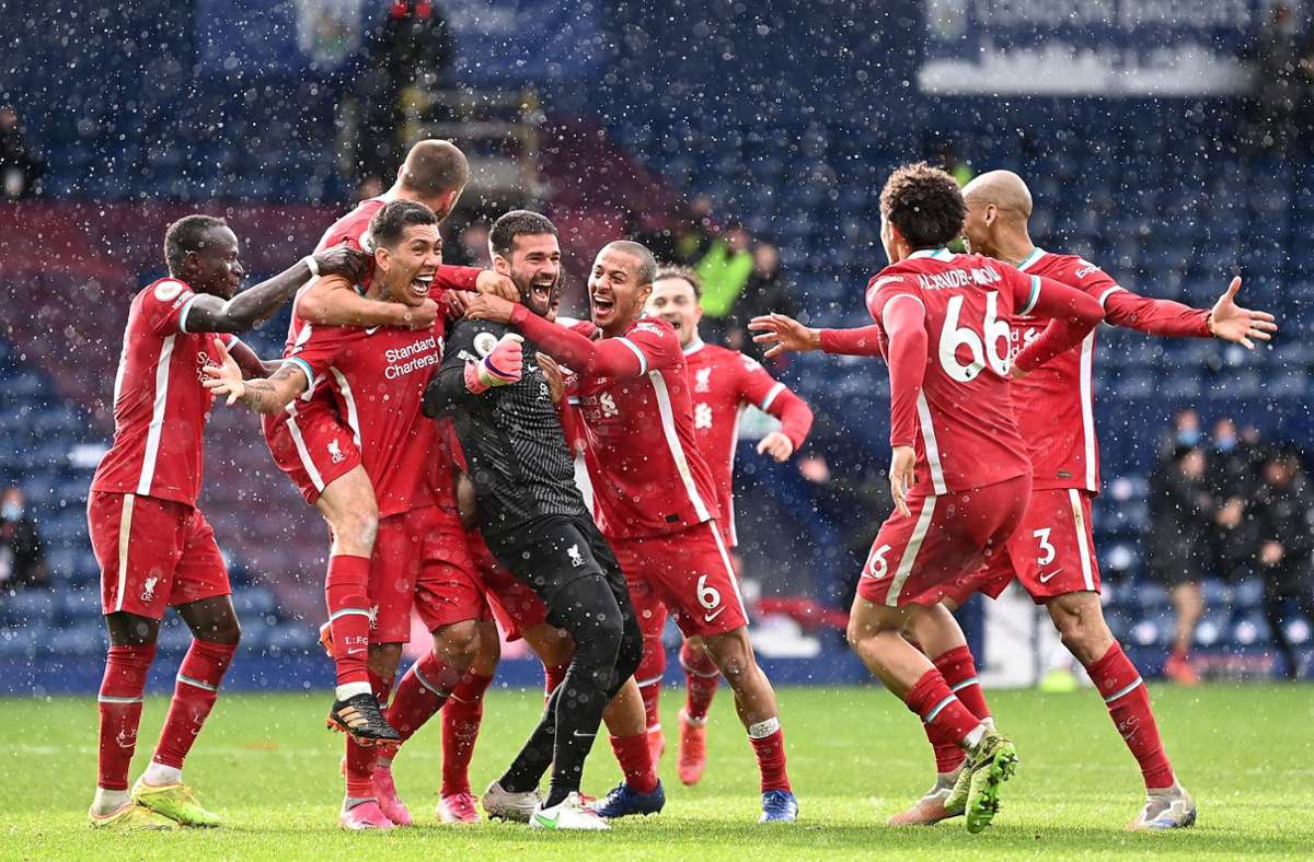 Liverpool feiert Torhüter Alisson (Mitte)  nach seinem Treffer zum 2:1. Foto: AFP/LAURENCE GRIFFITHS