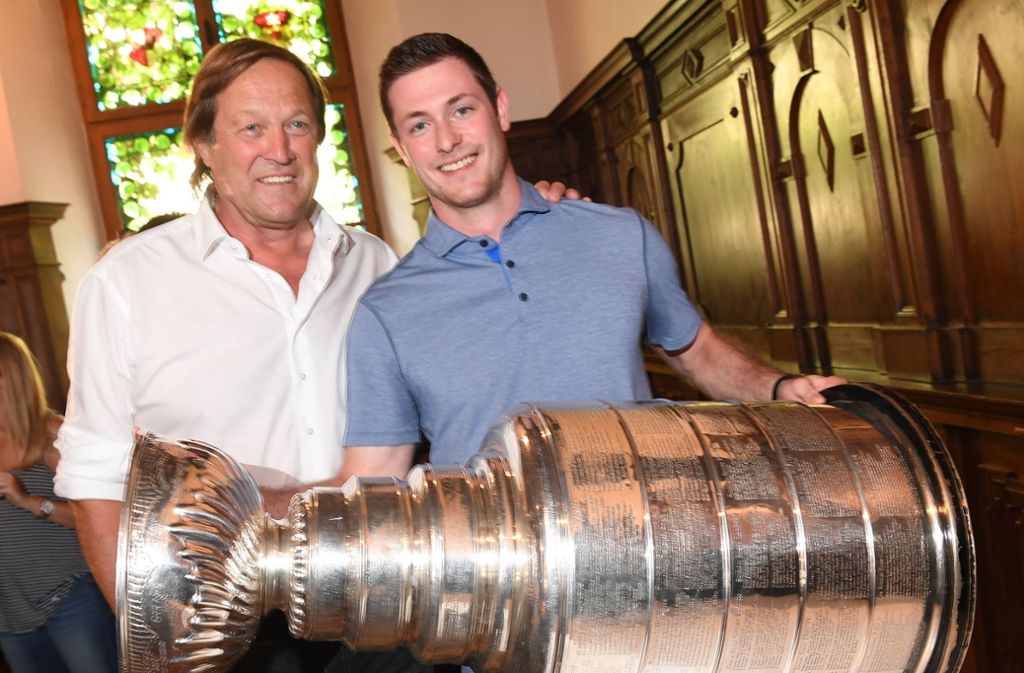Kühnhackls Sohn Tom (rechts) spielt in der NHL für die Pittsburgh Penguins und konnte bereits zweimal den begehrten Stanley Cup gewinnen. Das schafften zuvor nur zwei andere Deutsche: Ex-Nationaltrainer Uwe Krupp (1996) und Dennis Seidenberg (2011). Nur eine Goldmedaille ist im Eishockey bedeutender als dieser Pokal.