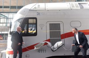 Minister Hermann (li.) und Bahnvorstand Huber freuen sich über die neue Zugtechnik auf der Gäubahnstrecke. Foto: Lichtgut/Max Kovalenko