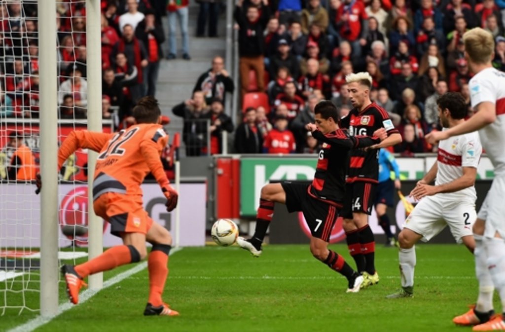 Chicharito trifft zum 3:3-Ausgleich für Bayer Leverkusen.