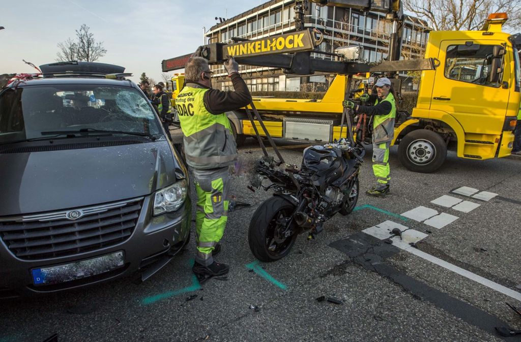 Ein Motorradfahrer kam am Samstag in Waiblingen bei einem Unfall mit einem Auto ums Leben.
