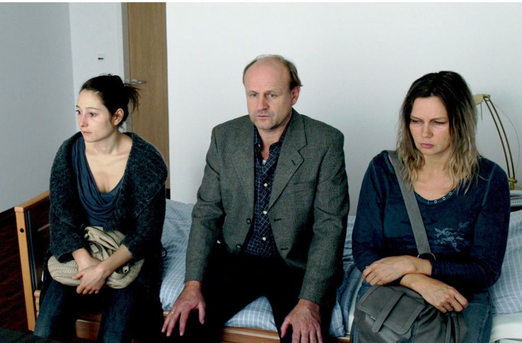 Annett Gräber (Veronica Ferres, r.) und Monika Winter (Janina Elkin, l.) bringen Ronald Gräber (Oliver Stokowski, M.) ins Pflegeheim.