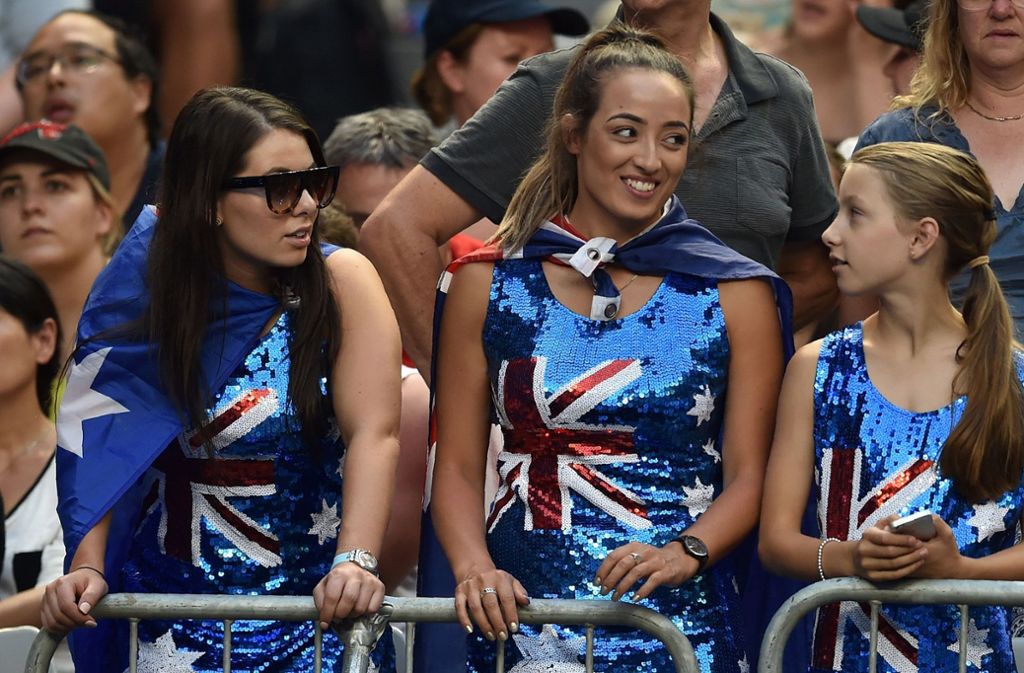 Viel Glamour bei den Australian Open: Die Paillettenkleider mit der australischen Flagge zeigen deutlich, für welches Land das Herz dieser drei jungen Damen schlägt.