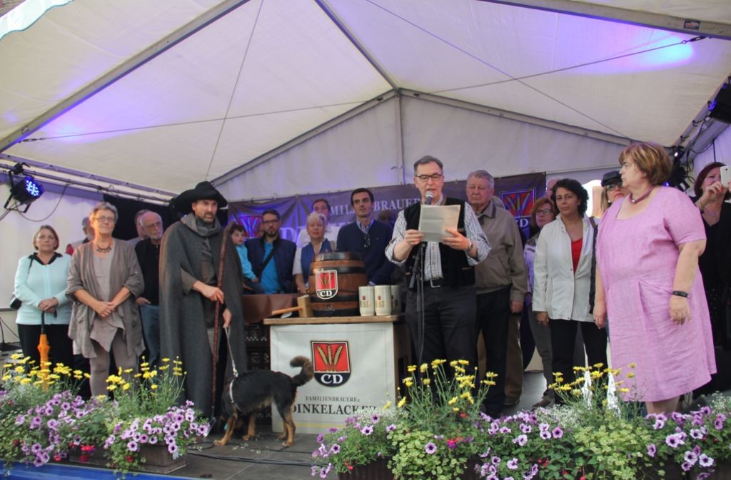 Der Zuffenhäuser Bezirksvorsteher Gerhard Hanus begrüßt die Besucher des Fleckenfests.
