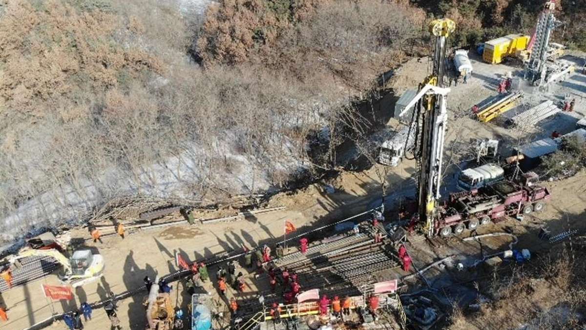  Eine Woche nach der Explosion in einer Goldmine im Osten von China haben Rettungskräfte erstmals eine Nachricht von den unter Trümmern eingesperrten Bergleuten erhalten. 