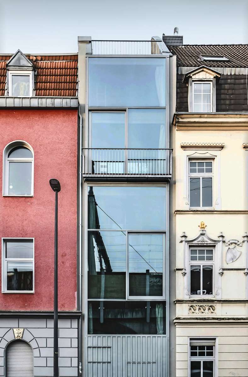 Sechs Etagen auf 35 Quadratmeter Grundfläche – kann man so bauen, wohnen und arbeiten? Aber klar, das geht. Der Architekt Wolfgang Zeh hat es mit seinem inzwischen deutschlandweit bekannten Baulücken-Projekt in Köln eindrucksvoll bewiesen.