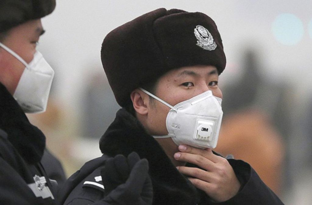 Selbst die Soldaten in Peking tragen Atemmasken.