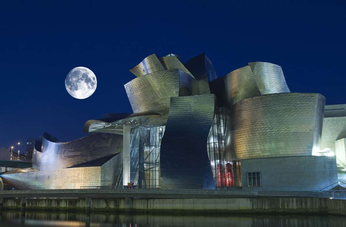 Die spektakuläre Architektur des Museumsbaus stammt von Frank O. Gehry. Der Kulturbau führte zu einer Umcodierung der damals im Niedergang begriffenen Industriestadt – dieser sogenannte „Bilbao-Effekt“ machte in vielen Städten Schule.
