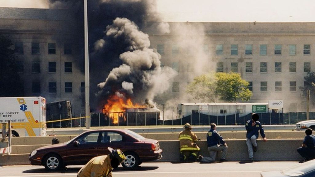  Die Terroranschläge des 11. September 2001 haben sich unauslöschbar in das kollektive Gedächtnis gebrannt. Nun veröffentlich das FBI bisher geheime Bilder, die das Pentagon in den Stunden nach dem Anschlag zeigen. 
