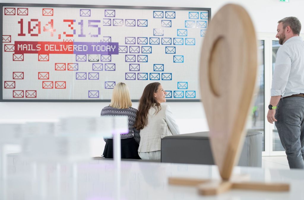 Ebenfalls im Foyer zu finden ist eine binäre Anzeigentafel, die nur die Zustände weiß und bunt kennt und damit auf das Arbeitsfeld auf dem neuen Campus anspielt: IT. Auf dieser sogenannten Flipdot Wall werden Fakten aus den Bosch-Geschäftsbereichen präsentiert.