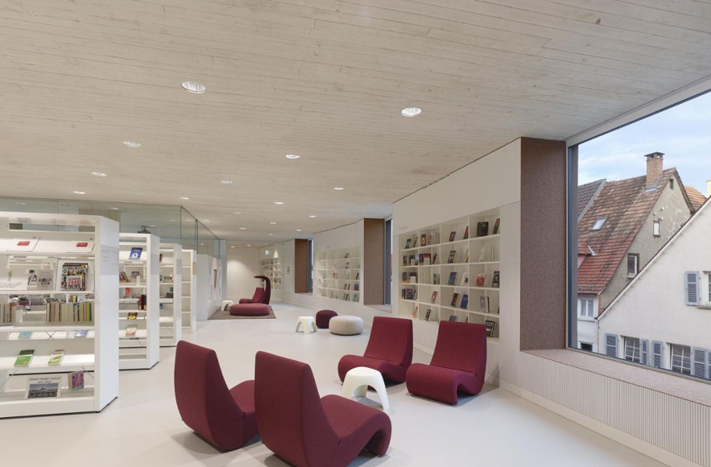 Das Architekturbüro Harris & Kurrle Architetken aus Stuttgart gibt den Innenräumen der neuen Rottenburger Stadtbibliothek Lounge-Charakter.