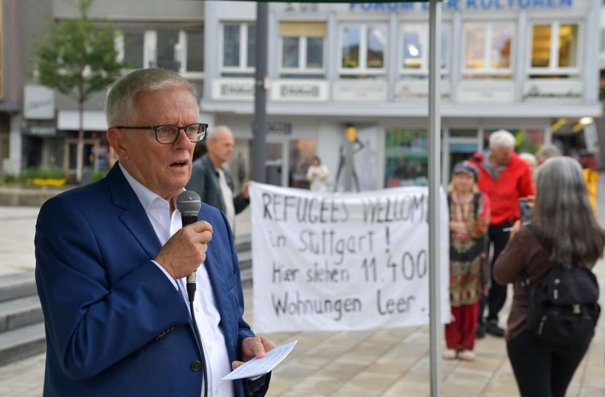 Juli 2023: Fritz Kuhn als Hauptredner bei der Kundgebung „Stuttgart bleibt solidarisch – für eine gute, humanitäre Unterbringung und Versorgung geflüchteter Menschen in Stuttgart“.