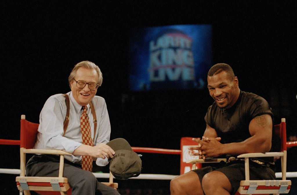 Nicht ganz so sarkastisch war Larry King, hier im Gespräch mit dem Boxer Mike Tyson. Kings Markenzeichen waren die Hosenträger, gern mal gestreifte Oberhemden und opulente Seidenkrawatten. King gab den Gentleman unter den US-amerikanischen Late-Night-Show-Moderatoren.