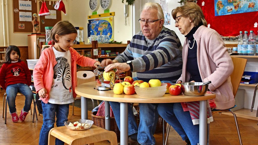 Apfelprobe in der städtischen Kita in Stuttgart-Feuerbach: Praktische Lehrstunde   trägt   Früchte