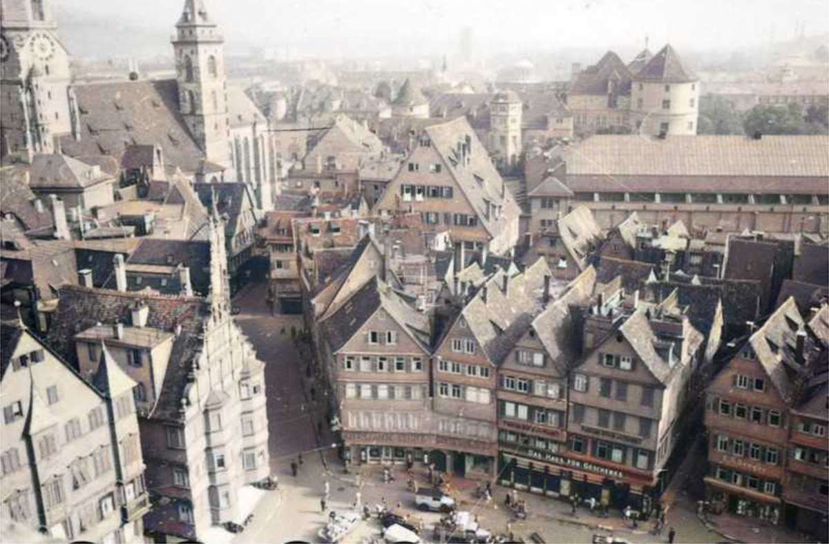 Der Stuttgarter Marktplatz, aufgenommen vom Rathaus aus 1942. Dieses Bild wurde wie die weiteren Motive in der Fotostrecke mit Computerhilfe eingefärbt.
