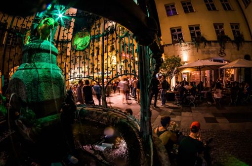Stuttgart hat ein florierendes Nachtleben – wie hier am Hans-im-Glück-Brunnen. Das Feiern bis in die Morgenstunden führt aber auch immer wieder zu Konflikten. Foto: Lichtgut/Max Kovalenko