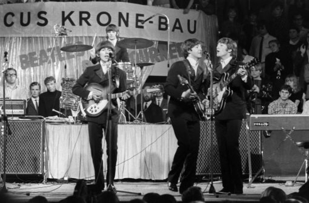 Die jungen Pilzköpfe nennen sich die "Beatles" und ziehen aus, die Musikwelt zu verändern. 1960 bekommt die Band, die zu der Zeit aus John Lennon, Paul McCartney, George Harrison, Stuart Sutcliffe und Pete Best besteht, im Hamburger Stripclub "Indra" eine allabendliche Show und erspielt sich damit schnell Fans.