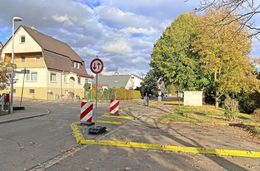 Die gelben Bodenschwellen im Kreuzungsbereich Siegfried-/Schillerstraße sollen das Verkehrschaos  beseitigen. Foto: Gemeinde/Daszko