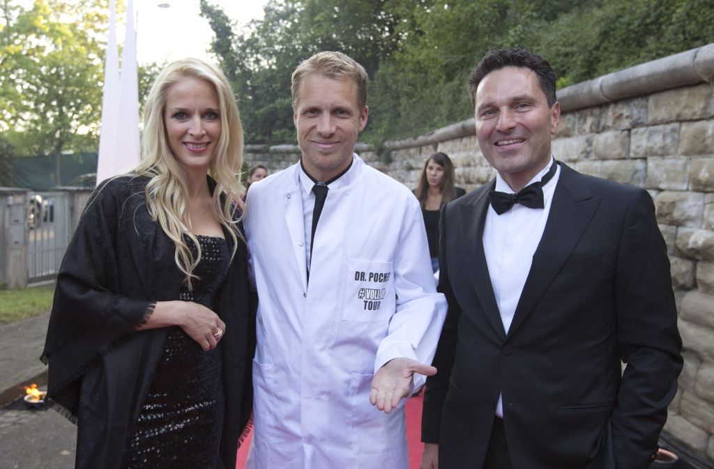 Der mit dem Arztkittel will nur spielen: Oliver Pocher (Mitte) mit Antonia Fitz und Beauty-Doc Christian Fitz.
