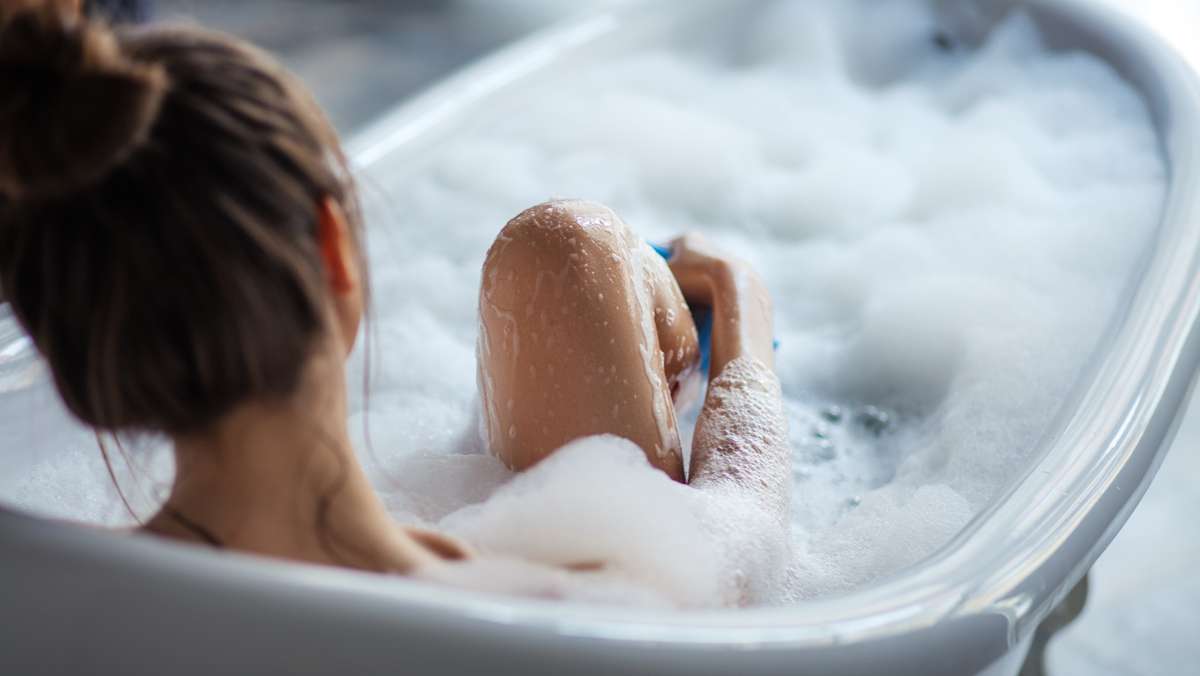 Ob als Badepraline, flüssig oder als Pulver: Duftendes und pflegendes Schaumbad können Sie ganz einfach selber machen.