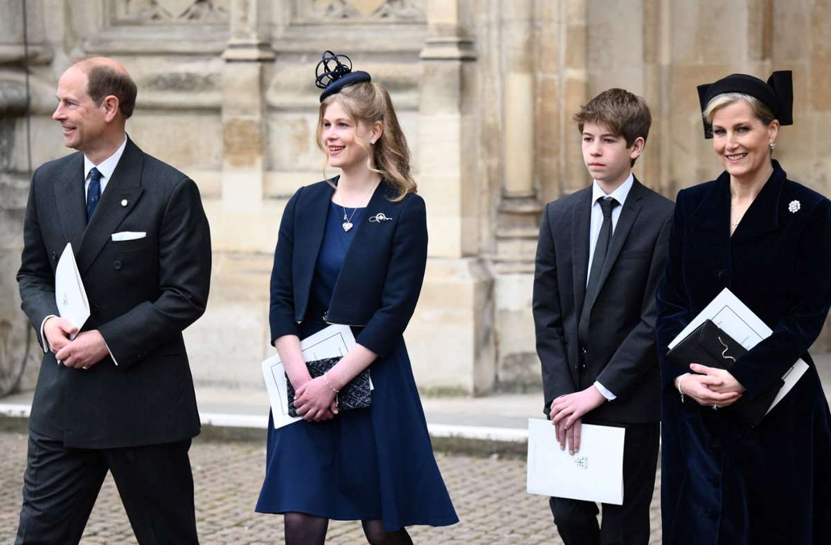 Der jüngste Sohn der Queen, Prinz Edward, mit seiner Frau Sophie (rechts) und den Kindern Louise und James