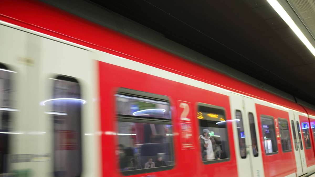 S-Bahn in Stuttgart: Mann blockiert Türen und attackiert Fahrgast