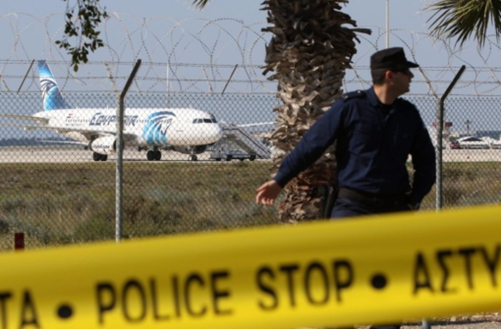 Ein Flugzeug der ägyptischen Airline Egyptair wurde entführt und zur Landung auf  Zypern gezwungen. Foto: dpa
