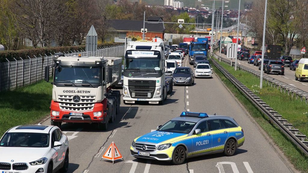 Verkehrsbehinderungen in Stuttgart-Ost: B10 nach Unfall nur einspurig befahrbar – Pkw liegt auf dem Dach