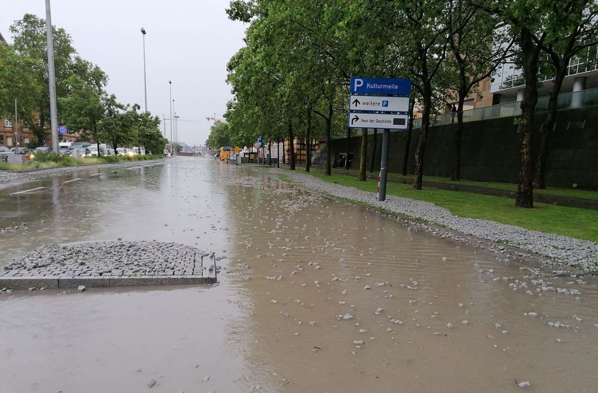 Überflutete Straßen auch am Dienstag: Hier die Konrad-Adenauer-Straße.