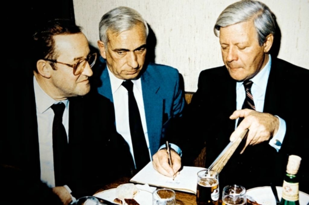 Walter Mann hat auch Helmut Schmidt (rechts) nach Heslach geholt. Foto: Stoppel