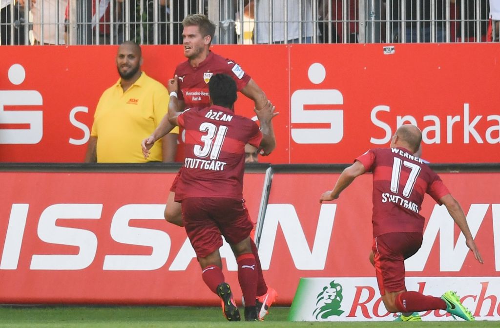Jubel bei den Stuttgarter Jungs Simon Terodde (hinten links) und Berkay Özcan über das 0:1.