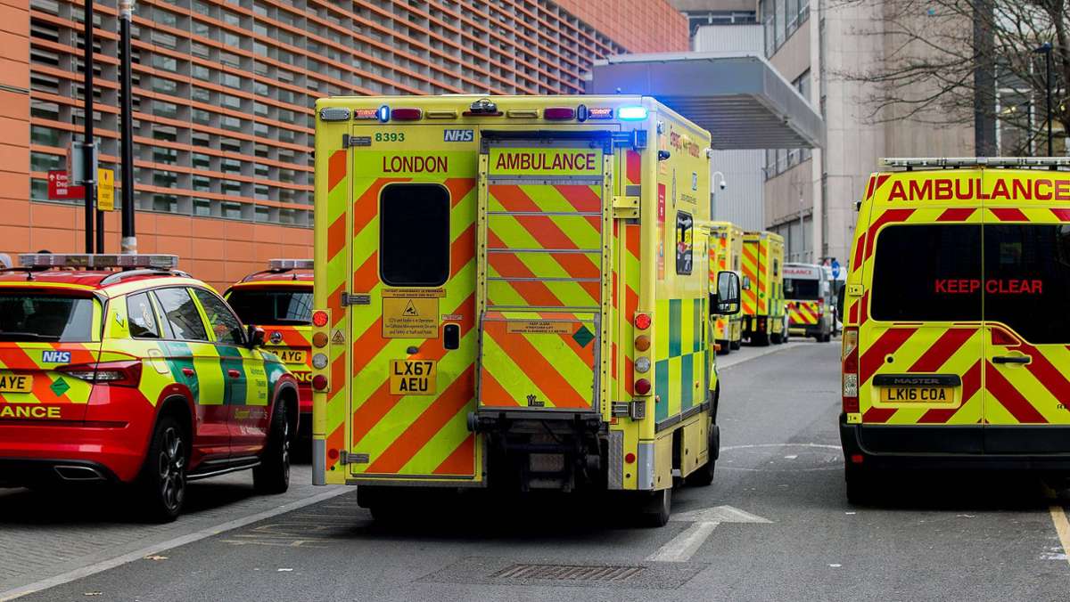  Die Lage im britischen Gesundheitswesen ist dramatisch. Die Rettungsdienste sind überlastet – und empfehlen, im Notfall Taxi zu fahren. Die Regierung ignoriert das alles. 