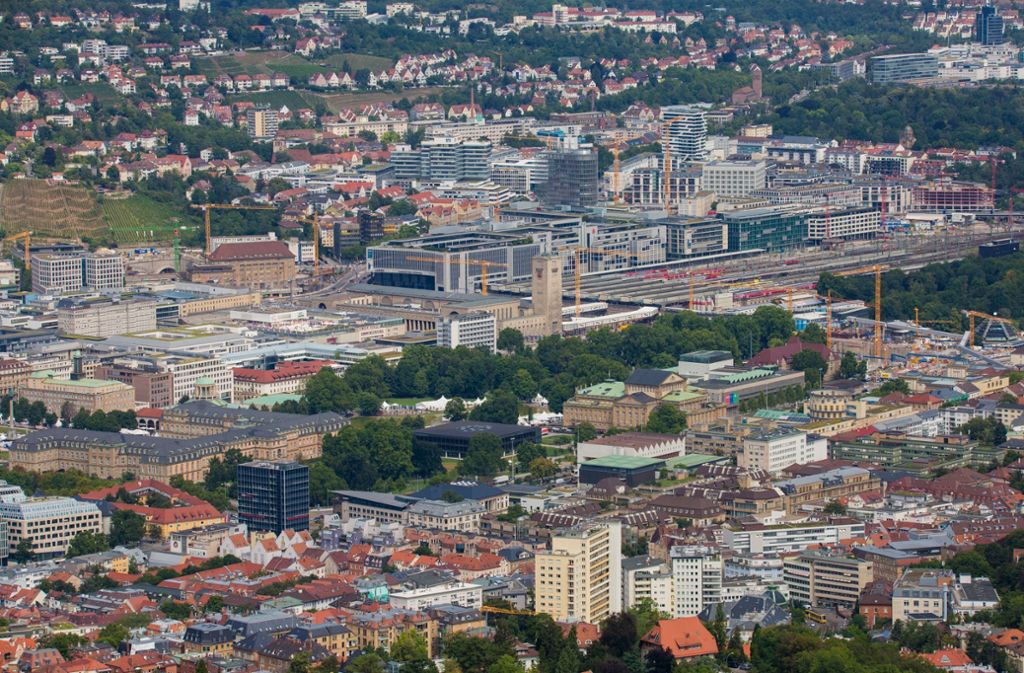 Im Regierungsbezirk Stuttgart ist die Sanierung des Gymnasiums Plochingen mit 7,7 Millionen Euro Zuschuss das größte Vorhaben. Die Schule bekommt das Geld, um unter anderen Fassade und Dach zu erneuern.