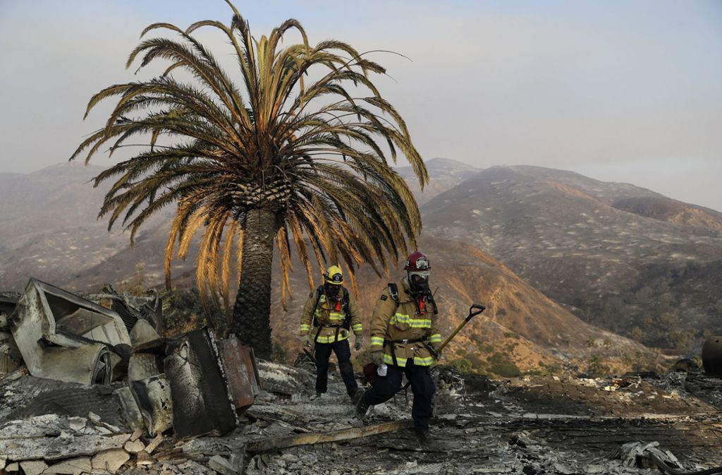 Feuerwehrleute auf einem Areal in Malibu, in dem die Waldbrände bereits gewütet haben.