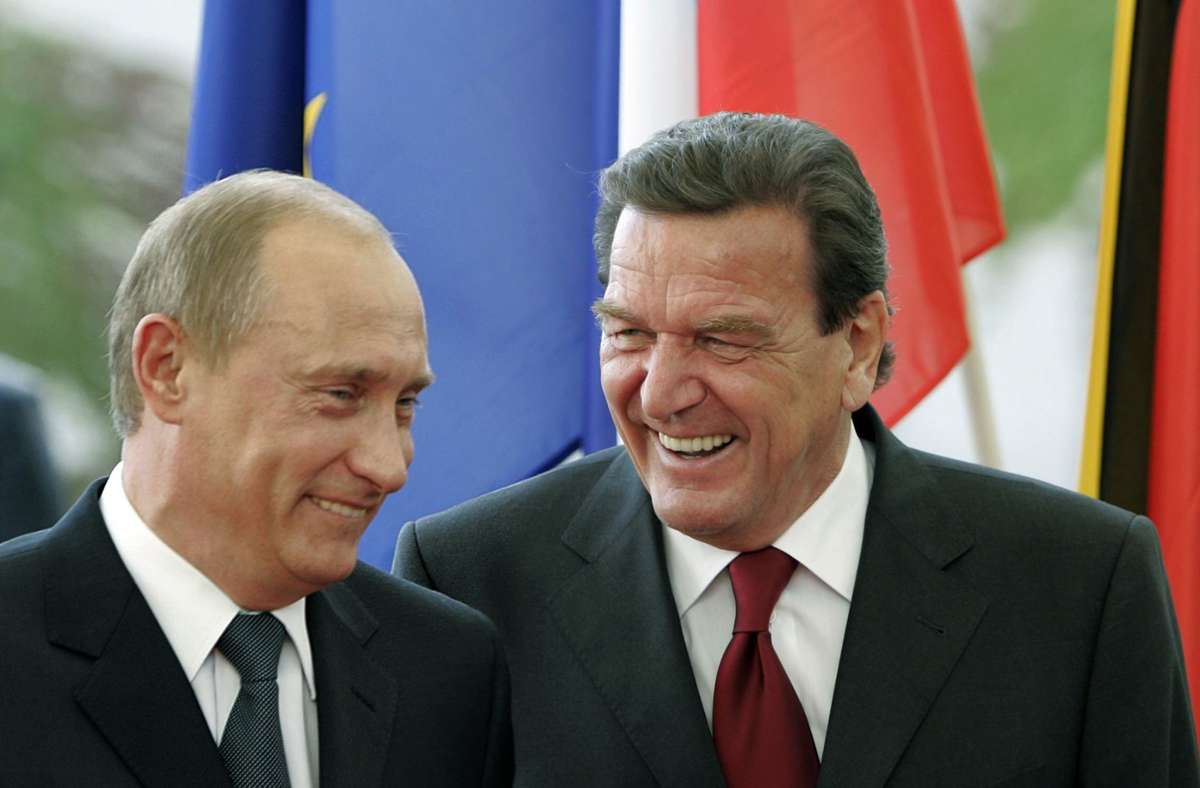In starker Kritik stand Gerhard Schröder für seinen Lobbyismus. Unmittelbar nach seiner Kanzlerschaft übernahm er den Aufsichtsratsvorsitz der Nord Stream AG, die zu 51 Prozent der russischen Gasprom gehört.