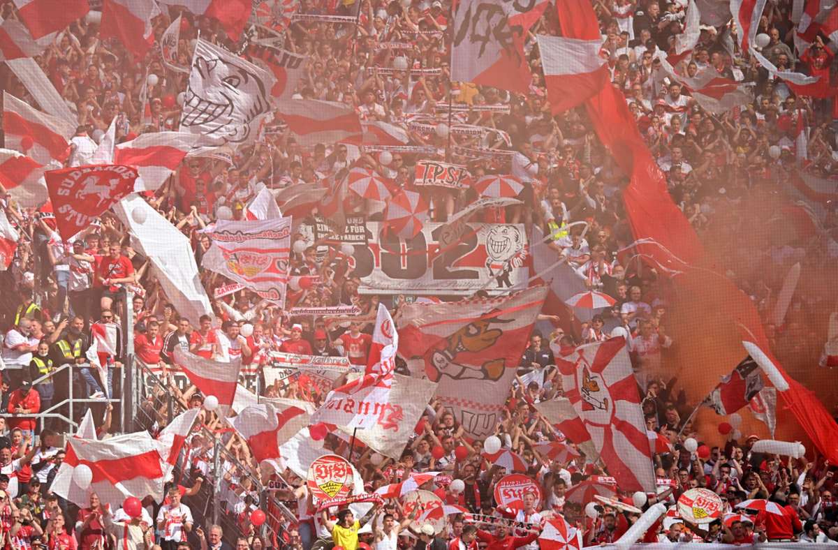 Zahlreiche Fans des VfB unterstützen die Mannschaft in Mainz.