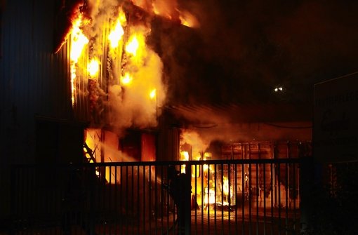 Das Feuer zerstört die Arbeitsstätten von 50 Beschäftigten. Foto: Beytekin