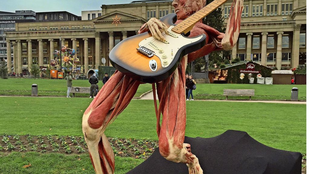 „Guerilla-Aktion“ der „Körperwelten“-Macher: Toter Gitarrist auf dem Stuttgarter Schlossplatz