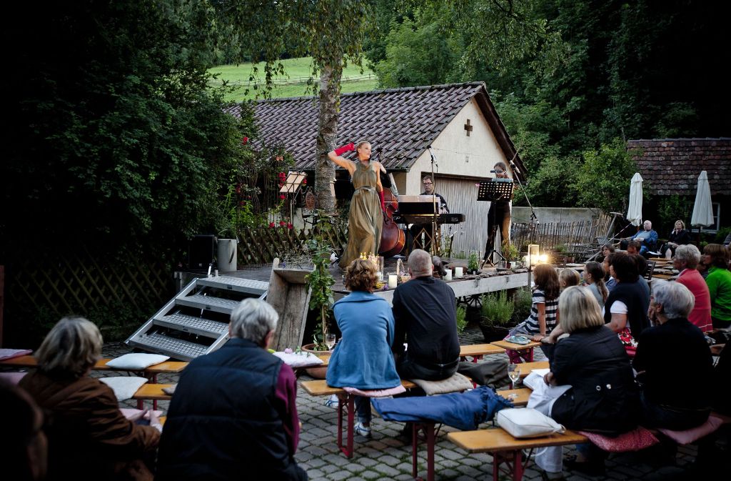 Im Siebenmühlental am Reichenbach stehen keine sieben, sondern sogar elf Mühlen. Das romantische Tal bei Leinfelden-Echterdingen ist ein beliebtes Ziel für Wochenendausflügler. Manche Mühlen sind Privathäuser, andere haben für Besucher geöffnet: In der Eselsmühle ist eine Gaststätte und ein Hofladen untergebracht, in der Mäulesmühle gibt es neben schwäbischem Mundarttheater ein Bio-Restaurant und ein Mühlenmuseum.