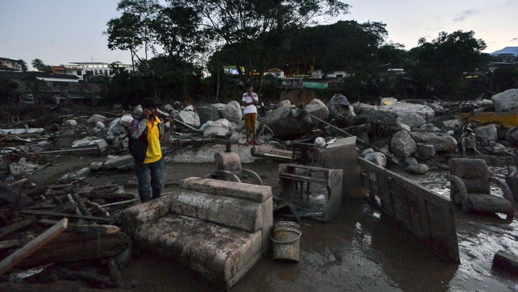  Die Zahl der Toten der Flutkatastrophe in Kolumbien steigt weiter. Mehr als 200 Menschen sind in den Wassermassen ums Leben gekommen. Über Nacht wird die Suche nach weiteren Vermissten aber zunächst eingestellt. 