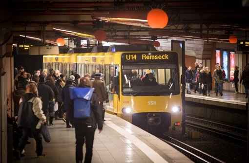 Unter anderem an der Stadtbahn-Haltestelle Rotebühlplatz weist eine neue Durchsage darauf hin, dass die Wartenden zuerst die Fahrgäste aussteigen lassen sollen. Foto: Lichtgut/Achim Zweygarth