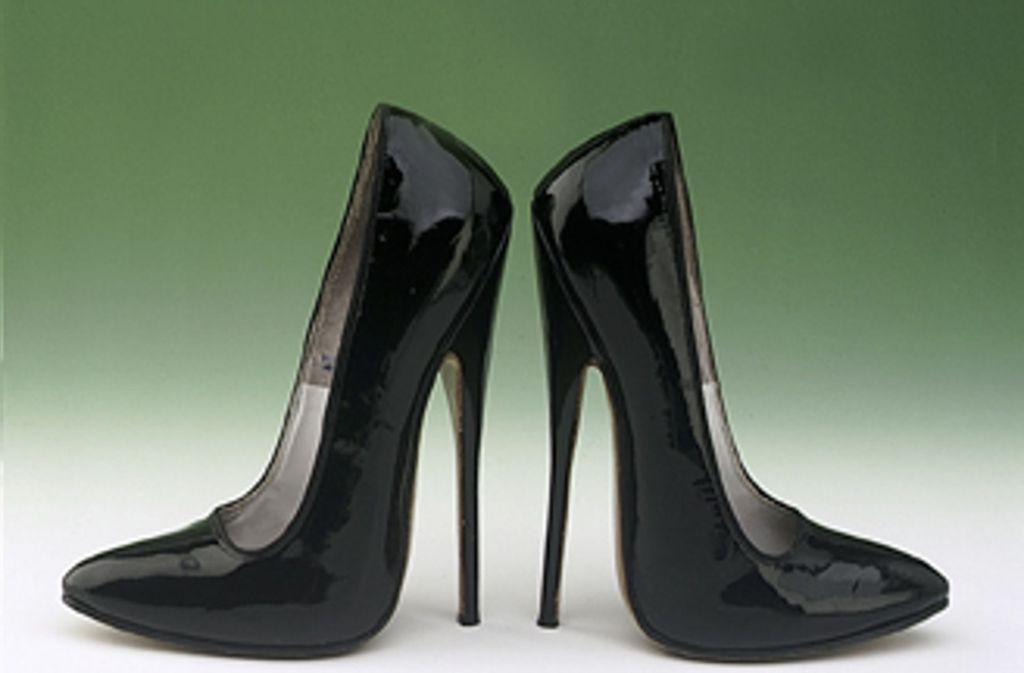 Genauso wie der Schuh-Fetischismus: Hochhackige Schuhe stehen stellvertretend für das Verlangen nach der (nicht erreichbaren) Angebeteten (Foto: Pumps aus schwarzem Lack-Leder).