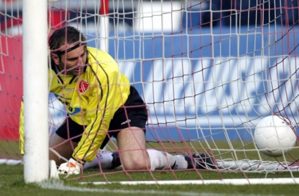 Energie Cottbus-Keeper Tomislav Piplica sah alt aus, als bei der Partie gegen Borussia Mönchengladbach am 6. April 2002 ein hoher Ball aus der Luft auf ihn zuflog – Piplica wurde am Kopf getroffen, ging zu Boden, und der Ball war drin.
