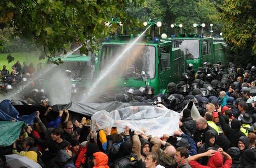 Der Polizeieinsatz im Stuttgarter Schlossgarten am  30. September 2010 ging als Höhepunkt der Auseinandersetzungen um Stuttgart 21 in die Landesgeschichte ein. Die Geschichte der Protestbewegung zeigen wir in der Fotostrecke. Foto: dpa