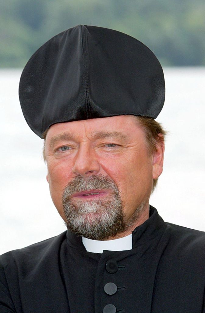 Für die RTL-Serie „Heiland auf dem Eiland“ wurde der respektlose Jürgen von der Lippe zum Hochwürden.