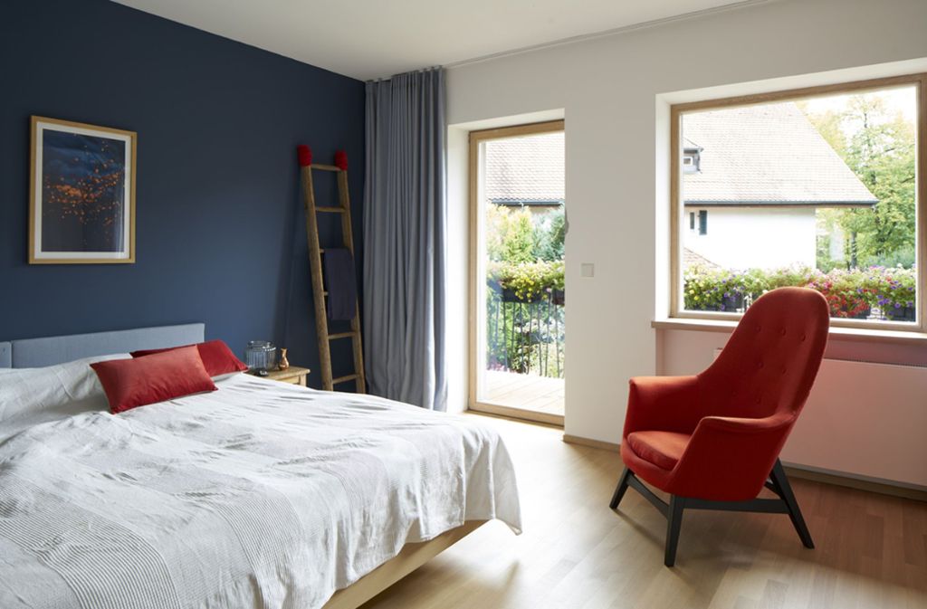 In Schlafzimmern setzen Innenarchitekten auch gern ruhige dunklere Farben ein, die Gemütlichkeit und Tiefe ausstrahlen wie hier in dem ungebauten 60er-Jahre-Haus von Innenarchitektin Anne Prestel . . .